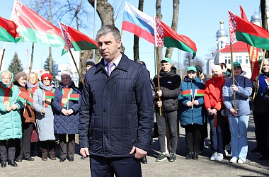Фото: В Свислочи прошел флешмоб, приуроченный ко Дню единения народов Беларуси и России (+видео)