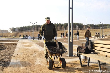 Фото: В Гродно проходит субботник на территории новой областной клинической больницы