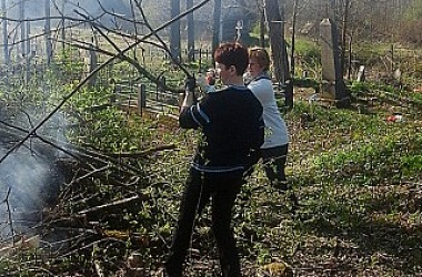Фото: Порозовчане наводят порядок на кладбище в Гриневичах