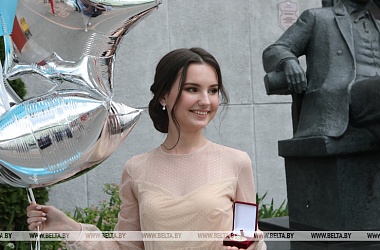 Фото: Выпускные вечера пройдут сегодня в школах Беларуси