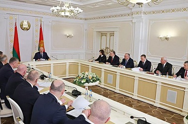 Фото: Стоп тарифам, развитие без "финансовой иглы" и защита прав трудящихся. Итоги недели Президента