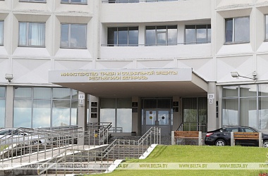 Фото: Три дня без больничного, самоизоляция для работников - Минтруда разъяснило новшества в указе №143