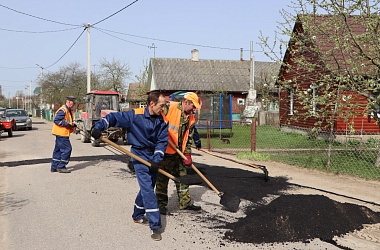Фото: В Свислочи проводится ямочный ремонт