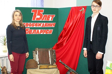 Фото: В Свислочской детской школе искусств оформлена тематическая фотозона, посвященная 75-летию освобождения Беларуси от немецко-фашистских захватчиков.