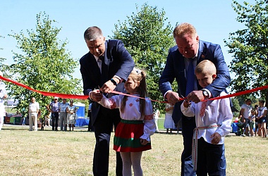 Фото: У гарадскім парку адкрылася дзіцячая пляцоўка (+відэа)