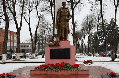 Фото: Память жива: в Свислочи возложили цветы к памятнику советским воинам и партизанам