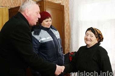 Фото: Материальная помощь  к 70-летию Победы