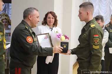 Фото: Министр обороны Виктор Хренин наградил солдат-срочников Гродненщины за отличную службу