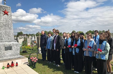 Фото: Народная память жива. На Свислоччине массово возложили цветы к воинским захоронениям