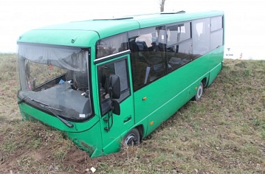 Фото: Автобус в кювете