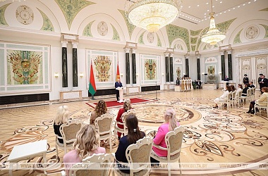 Фото: Едины в стремлении сделать страну лучше. Александр Лукашенко в преддверии 8 Марта вручил женщинам госнаграды
