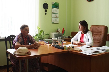 Фото: Прием граждан и «прямую линию» провела заместитель председателя экономического суда Гродненской области Юлия Баклажец