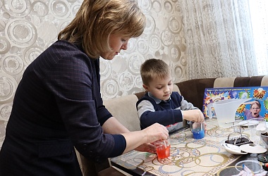 Фото: Татьяна Левончук с сыном Климом из аг. Хоневичи делают опыты в домашних условиях