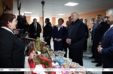Фото: Полесские конфетки, ставка на регионы и «космический корабль» в поле. Итоги недели Президента