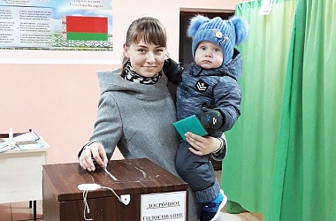 Фото: На Гагаринском участке для голосования № 49 в Свислочи продолжается досрочное голосование