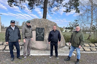 Фото: Сотрудники Гродненской таможни во время субботника благоустраивали памятные места в Свислочском районе