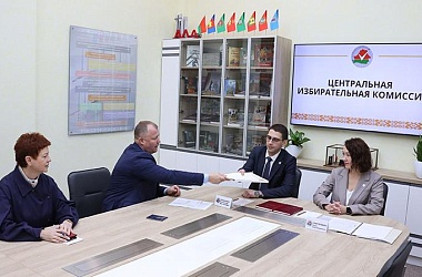 Фото: ЦИК принял документы для регистрации Хижняка кандидатом в Президенты Беларуси
