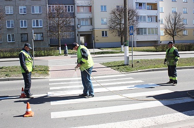 Фото: В Свислочи обновляют дорожную разметку