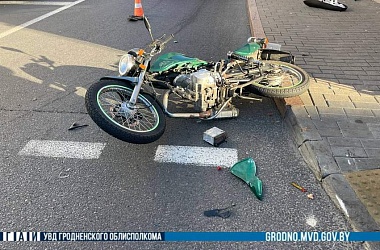 Фото: Водитель автомобиля не предоставила преимущество мотоциклисту. В Гродно произошло ДТП