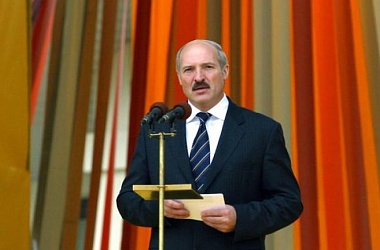 Фото: "Может, он уже расстроился". Что Александр Лукашенко подарил местному ДК на "Дажынках" в Пружанах больше 20 лет назад