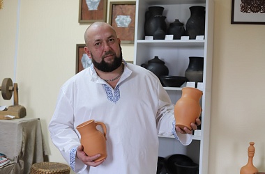 Фото: Свислочский гончар Виталий Анисько участвует в выставке «Россия» на ВДНХ