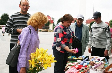 Фото: Как на городской площади люди с инвалидностью рассказывали прохожим об истории Свислоччины