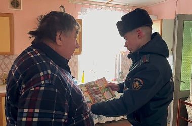 Фото: Работники МЧС проводят профилактические рейды
