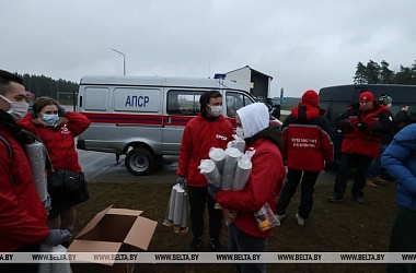 Фото: In Pictures: Morning in logistics center near checkpoint