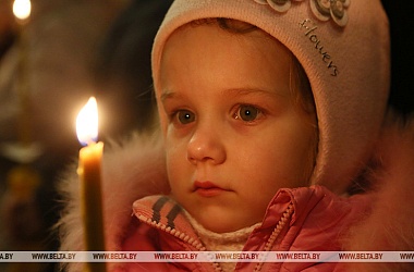 Фото: Православные верующие празднуют Сретение Господне