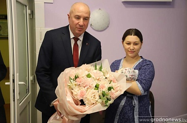Фото: В Гродно поздравили маму, родившую дочку в Новый год