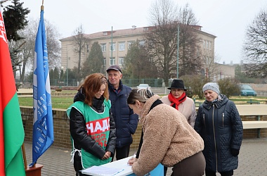 Фото: В Свислочи прошел пикет по сбору подписей 