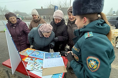 Фото: Свислочские спасатели провели профилактическую акцию на городском рынке