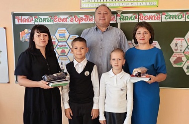 Фото: Подарок школьникам от нотариусов