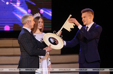 Фото: Символичный ключ и знак новой молодежной столицы Гродно передал Витебску