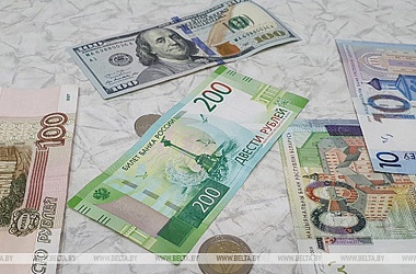 Фото: Российский рубль и доллар подешевели, юань подорожал на торгах 11 марта