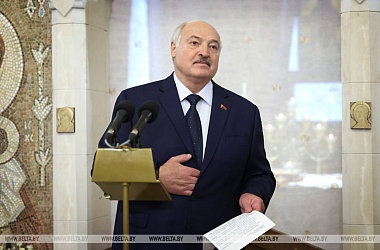 Фото: Напутствие в Рождество, прививка от "бешенства", подарок Господа и присяга судей. Итоги недели Президента