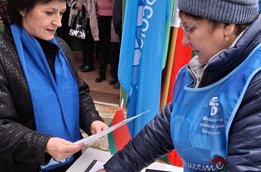 Фото: На Свислоччине проходят первые пикеты по сбору подписей