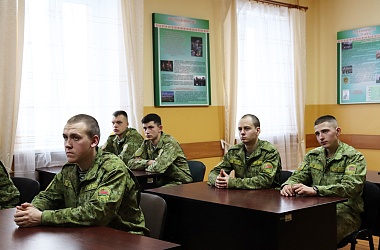 Фото: Виктор Субботка встретился с солдатами-срочниками