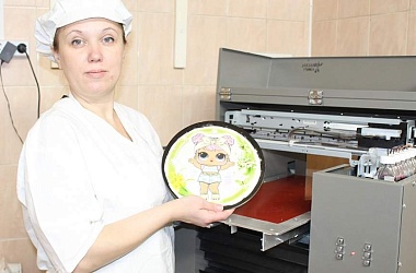 Фото: На Лидском хлебозаводе торты разрисовывает... принтер