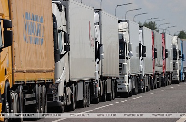 Фото: Over 1,030 trucks queuing at Belarus' border with EU
