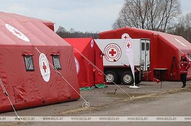 Фото: Over 400 refugees from Ukraine receive assistance in Red Cross tent camp in Belarus