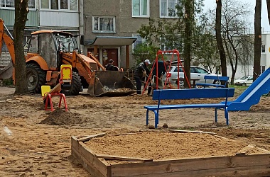 Фото: Детскую площадку оборудовали работники Свислочского РУП ЖКХ