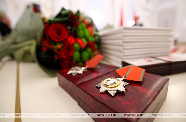 Фото: Александр Лукашенко наградил орденами Отечества Валентина Сукало и Петра Миклашевича