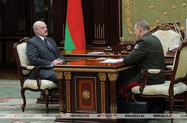 Фото: Лукашенко обращает внимание на пожароопасную обстановку в Беларуси