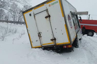 Фото: Последствия снегопада: буксировка автолавки в Свислочском районе