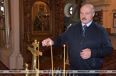 Фото: Lukashenko lights candles in Saint Nicholas Monastery in Mogilev