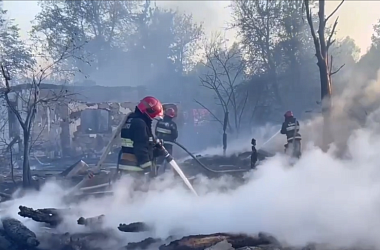 Фото: Спасатели ликвидировали пожар в Калинковичском районе, где горели четыре нежилых дома