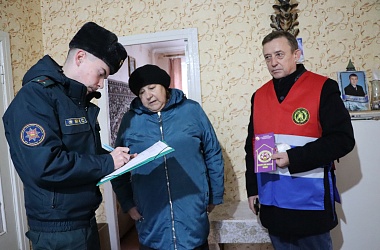 Фото: В районе спасатели вместе с представителями Свислочского производственного участка областного комбината противопожарных работ бесплатно устанавливают автономные пожарные извещатели отдельным категориям граждан