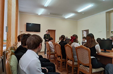 Фото: Профессия – Родину защищать. В гимназии прошла встреча с представителем воинской части