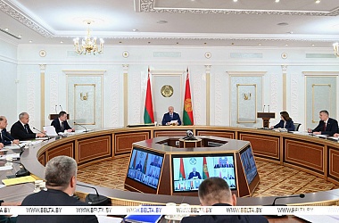 Фото: Горячая пора, кадровый день, военные доклады и прививка от волокиты. Итоги недели Президента